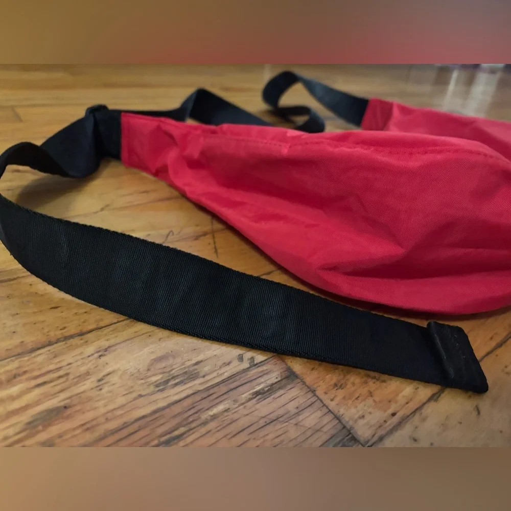 Baggu medium crescent in candy apple red - Picture 4 of 5